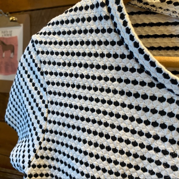 Zara | Textured Cropped Black and White Tee - Picture 4 of 7